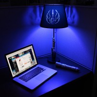 eb55_star_wars_lightsaber_desk_lamp_ondesk.jpg