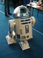 Un R2 qui faisait bip et qui offrait des bonbons aux enfants gentils. (et un coup de jus aux enfants pas gentils... lol)