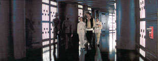 Luke, Han, Leïa et Chewie passant incognito devant deux impériaux