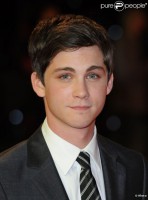 712333-logan-lerman-lors-de-l-avant-premiere-637x0-2.jpg