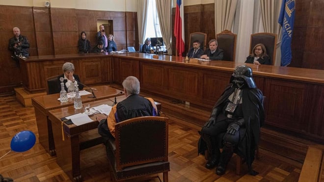 Dark Vador assis dans un tribunal, entouré de juges