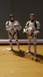 figurines spéciales avec tête + casque amovible : <a href='/personnage-152-han-solo.html' class='qtip_motcle' tt_type='personnage' tt_id=152>Han Solo</a> et George Lucas