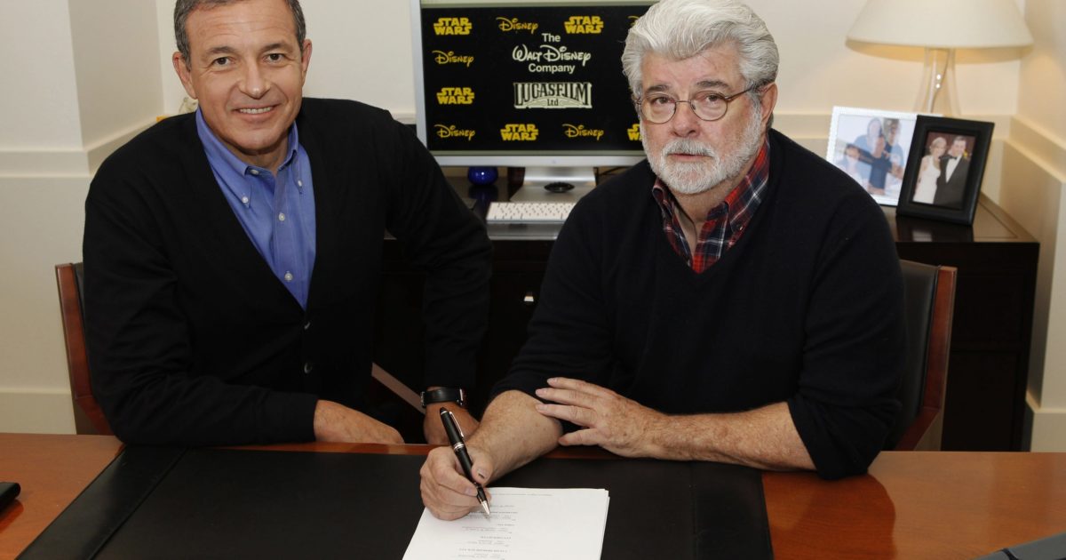 Bob Iger et <a href='/auteur-23-george-lucas.html' class='qtip_motcle' tt_type='auteur' tt_id=23>George Lucas</a> lors de la signature du rachat de Lucasfilm par Disney.