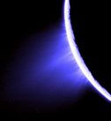 La sonde Cassini a pu prendre ce magnifique cliché où l’on voit la lune cracher sa neige