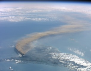 l'éruption de 2002 vue de l'espace