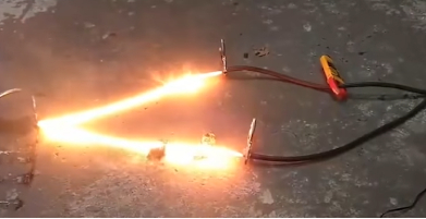 Premier prototype de sabre laser de chez Hacksmith Industries © Hacksmith Industries